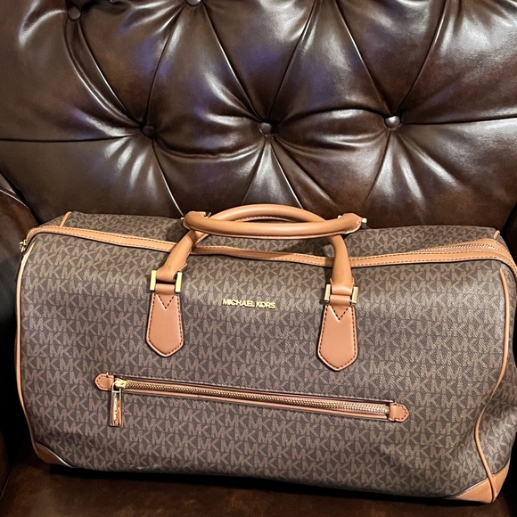 Used like new 3-piece Michael Kors Luggage Set. - Picture 4 of 4